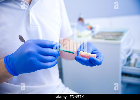 Dentista considera denti, medico e rianimazione Foto Stock