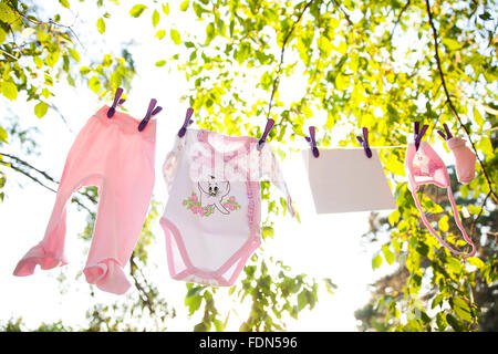 Vestiti del bambino sulla bilancella e gravidanza Foto Stock