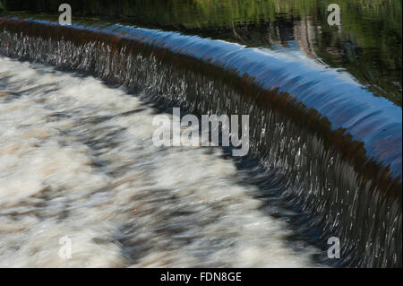 Weir sul fiume Wenning a Hornby in Lancashire Foto Stock