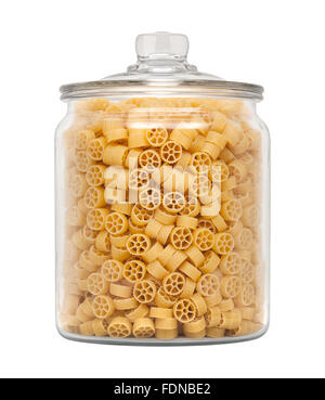 Mini Pasta ruota in un vetro speziale Jar. L'immagine è tagliata, isolato su uno sfondo bianco. Foto Stock