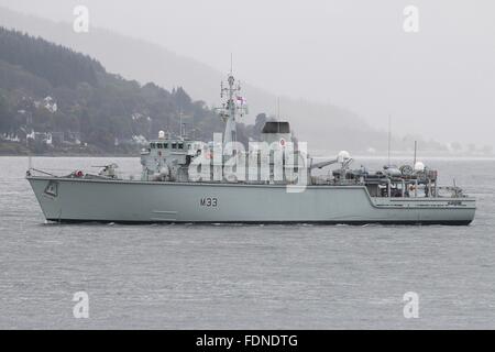 HMS Brocklesby (M33), un caccia-class minehunter con la Royal Navy, passa Cloch punto all'inizio dell'esercizio comune della Warrior 142 Foto Stock