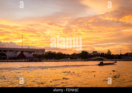 Bangkok, bellissimo tramonto spettacolare sul fiume Chao Phraya Foto Stock