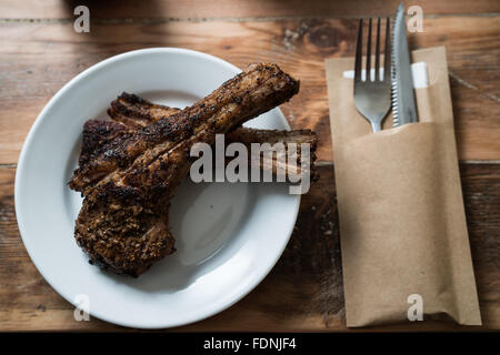 Due costolette di agnello su una piastra inferiore. Foto Stock