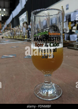 Manchester Central CAMRA festival invernale della birra 2016,Lancs,l'Inghilterra, Regno Unito Bicchiere da birra Foto Stock