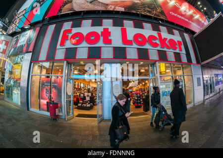 Un Foot Locker store in Times Square a New York è visto su Martedì, 26 gennaio 2016. Il negozio chiuderà, lungo con Toys R Us (già chiuso), Swatch e altri inquilini come 1514 Broadway sostituisce i suoi locatari originali risalenti al restauro di Times Square. La spazi di vendita sarà occupata da Gap e Old Navy. Toys R Us, dal 2000, è stato pagando circa la metà di quello che la proprietà possono affittare per ora. (© Richard B. Levine) Foto Stock