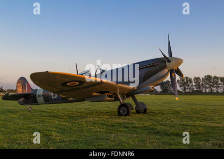 Il Supermarine Spitfire al tramonto a Goodwood Foto Stock