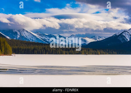 Braccio congelato lago nel Parco Nazionale di Banff Alberta Canada in inverno Foto Stock