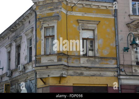 Molti edifici a Sarajevo mostrano ancora i danni cicatrici del 1992-1996 assedio della città. Foto Stock