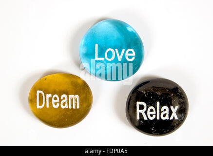 Dream Love Relax incoraggiamento pietre su sfondo bianco Foto Stock