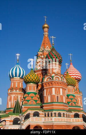 Striped cupole a cipolla della Cattedrale di San Basilio sulla Piazza Rossa di Mosca, Russia Foto Stock