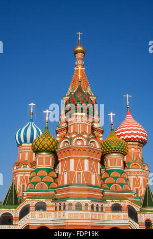 Striped cupole a cipolla della Cattedrale di San Basilio sulla Piazza Rossa di Mosca, Russia Foto Stock