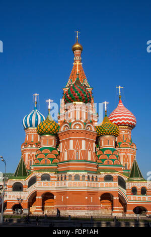 Striped cupole a cipolla della Cattedrale di San Basilio sulla Piazza Rossa di Mosca, Russia Foto Stock