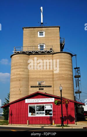 Un vecchio cooperativa agricoltori di elevatore della granella risalente al 1917 ancora in uso in un territorio rurale Illinois comunità. Princeton, Illinois, Stati Uniti d'America. Foto Stock