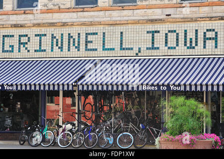 Un ben mantenuto bike shop in Grinnell, Iowa su una strada principale molto trafficata nella piccola città del Midwest comunità. Grinnell, Iowa, USA. Foto Stock