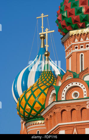 Striped cupole a cipolla della Cattedrale di San Basilio sulla Piazza Rossa di Mosca, Russia Foto Stock