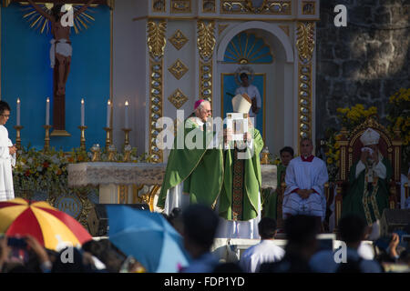 Migliaia di Cattolici Romani filippini frequentare un aperto massa aria durante il quarantanovesimo Congresso eucaristico,Cebu City, Filippine Foto Stock