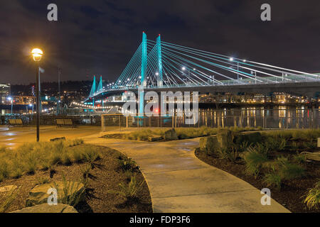 Tilikum attraversando Ponte sul fiume Willamette da Waterfront marciapiede in Portland Oregon di notte Foto Stock