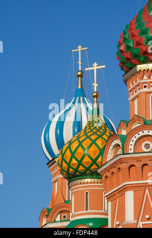 Striped cupole a cipolla della Cattedrale di San Basilio sulla Piazza Rossa di Mosca, Russia Foto Stock