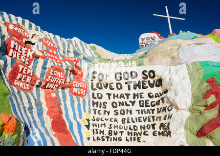 La salvezza di montagna, un monumento creato da Leonard Knight in lastra città vicino Niland, California Foto Stock