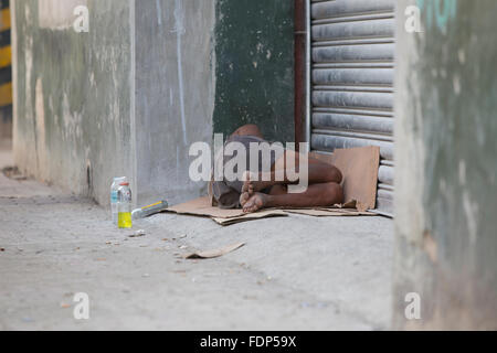 La persona senza dimora dormire in una strada laterale,Centro di Cebu City, Filippine Foto Stock