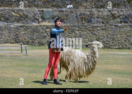 Ollantaytambo, Perù - 22 Settembre 2015: turistico non identificato facendo una selfie con una lama di Ollantaytambo, Perù. Foto Stock