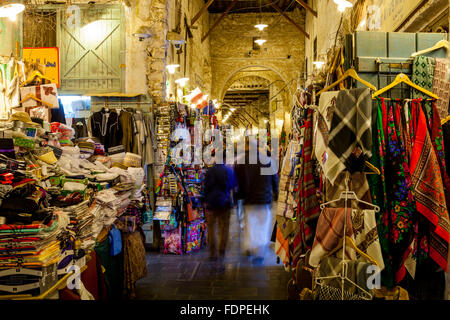 Negozi colorati nel Souk Waqif, Doha, Qatar Foto Stock