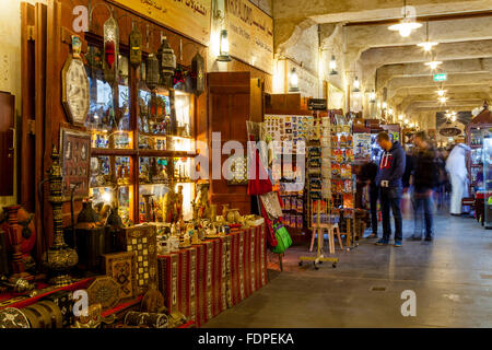 Negozi colorati nel Souk Waqif, Doha, Qatar Foto Stock