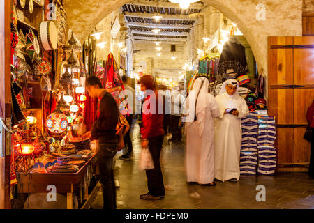 Negozi colorati nel Souk Waqif, Doha, Qatar Foto Stock