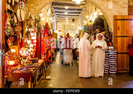 Negozi colorati nel Souk Waqif, Doha, Qatar Foto Stock