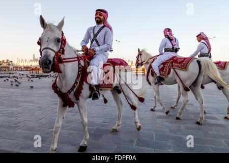 Montato pattuglia di polizia il Souk Waqif, Doha, Qatar Foto Stock