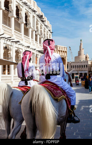 Montato pattuglia di polizia il Souk Waqif, Doha, Qatar Foto Stock