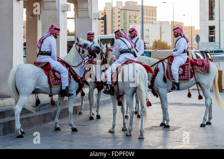 Montato pattuglia di polizia il Souk Waqif, Doha, Qatar Foto Stock