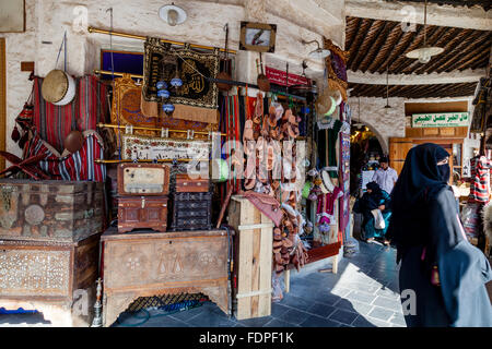 La popolazione locale lo Shopping nel Souk Waqif, Doha, Qatar Foto Stock