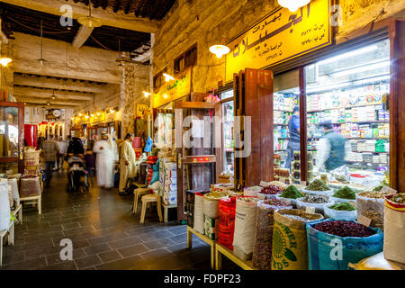 La popolazione locale lo Shopping nel Souk Waqif, Doha, Qatar Foto Stock