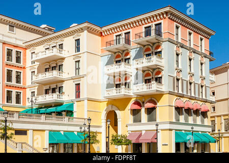 Colorato stile veneziano Case Qanat Quartier, La Perla, Doha, Qatar Foto Stock