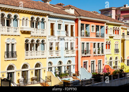 Colorato stile veneziano Case Qanat Quartier, La Perla, Doha, Qatar Foto Stock