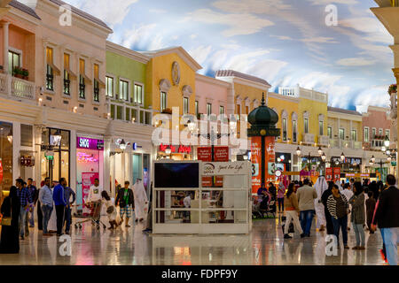 Negozi colorati al Villaggio Shopping Mall, Doha, Qatar Foto Stock