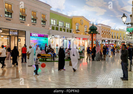 Negozi colorati al Villaggio Shopping Mall, Doha, Qatar Foto Stock