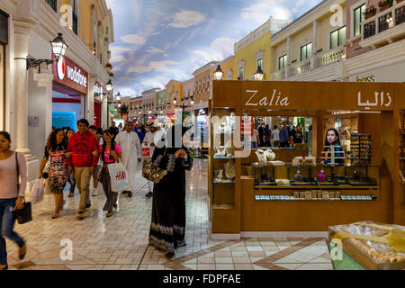 Negozi colorati al Villaggio Shopping Mall, Doha, Qatar Foto Stock