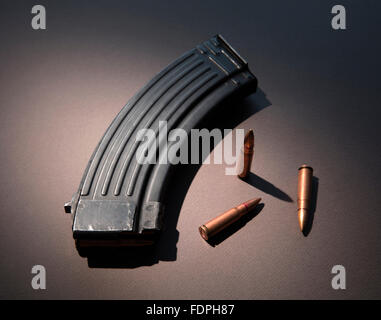 AK-47 ad alta capacità fucile da assalto magazine con live munizioni del tipo pistola sostenitori di controllo la speranza di divieto Foto Stock