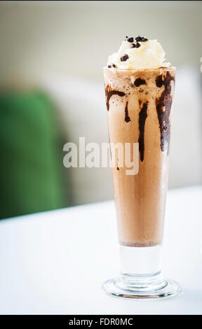 Gelato al cioccolato milk shake vetro con panna montata Foto Stock
