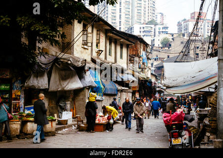 Chongqing Cina - La vista di stile di vita delle persone a Shibati, l'ultima delle baraccopoli di Chongqing. Foto Stock