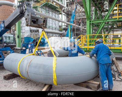 Schwedt, nel Land di Brandeburgo. Xxi gen, 2016. I lavoratori di PCK Raffinerie GmbH sul sito industriale della raffineria di Schwedt, nel Land di Brandeburgo, 21 gennaio 2016. La Federazione di olio minerale Rosneft di gruppo è in procinto di diventare azionista di maggioranza. Foto: Patrick Pleul/dpa/Alamy Live News Foto Stock