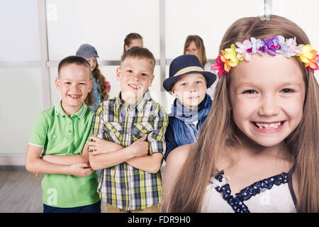 Un gruppo di ragazzi sorridenti Foto Stock