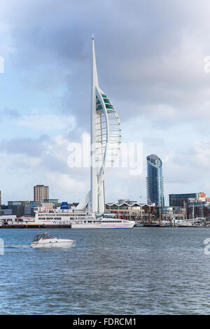 Il porto di Portsmouth che mostra Gunwharf Quays e Spinnaker Tower Foto Stock