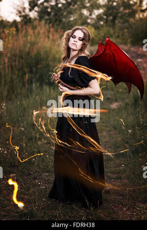 Strega con le ali e snake Foto Stock