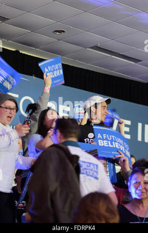 Des Moines, Iowa, USA. Il 1 febbraio, 2016. Bernie Sanders sostenitori avidamente anticipare il candidato presidenziale dell'arrivo. Credito: Brandon Burnett - Burnett digitali/Alamy Live News Foto Stock