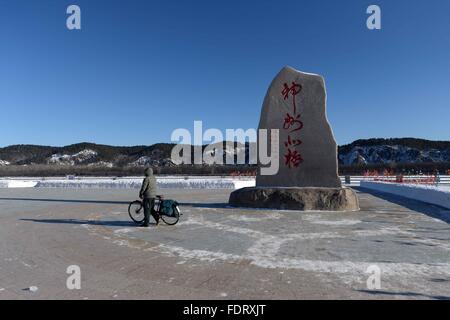 Beijicun, la Cina della Provincia di Heilongjiang. 30 gen, 2016. Portalettere Wang Xiulong è il suo modo di consegnare lettere a Beijicun, o "polo nord villaggio", nel nord-est della Cina di Provincia di Heilongjiang, Gennaio 30, 2016. Beijicun, una piccola città della Cina settentrionale della contea di Mohe, è uno dei luoghi più freddi nel paese. La temperatura più bassa mai registrata qui era meno 52,3 gradi Celsius. Wang è la suola portalettere di Beijicun Post Office che lavora qui da dieci anni fa. © Wang Kai/Xinhua/Alamy Live News Foto Stock