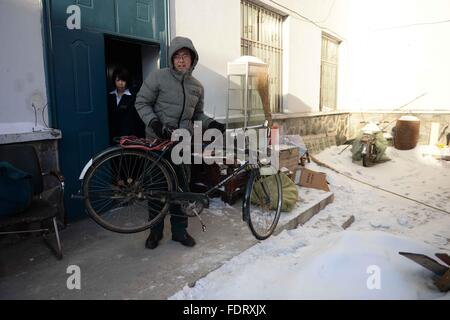 Beijicun, la Cina della Provincia di Heilongjiang. 30 gen, 2016. Portalettere Wang Xiulong si prepara ad andare sulla sua strada dall'ufficio postale a Beijicun, o "polo nord villaggio", nel nord-est della Cina di Provincia di Heilongjiang, Gennaio 30, 2016. Beijicun, una piccola città della Cina settentrionale della contea di Mohe, è uno dei luoghi più freddi nel paese. La temperatura più bassa mai registrata qui era meno 52,3 gradi Celsius. Wang è la suola portalettere di Beijicun Post Office che lavora qui da dieci anni fa. © Wang Kai/Xinhua/Alamy Live News Foto Stock