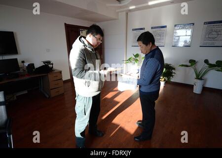 Beijicun, la Cina della Provincia di Heilongjiang. 30 gen, 2016. Portalettere Wang Xiulong (L) recapita le lettere a Beijicun, o "polo nord villaggio", nel nord-est della Cina di Provincia di Heilongjiang, Gennaio 30, 2016. Beijicun, una piccola città della Cina settentrionale della contea di Mohe, è uno dei luoghi più freddi nel paese. La temperatura più bassa mai registrata qui era meno 52,3 gradi Celsius. Wang è la suola portalettere di Beijicun Post Office che lavora qui da dieci anni fa. © Wang Kai/Xinhua/Alamy Live News Foto Stock